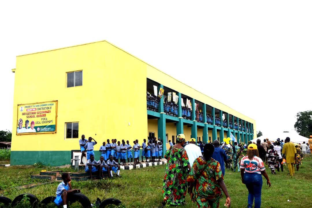 Gbenekama, EMT Foundation Deliver Equipped Classroom Block to Benikrukru School