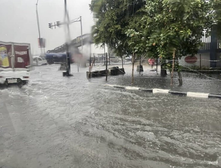 Heavy Rainfall Floods Ekpan Link Road in Delta